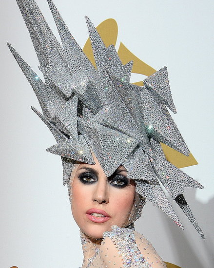 Леди Гага в шляпке от Филиппа Трейси.