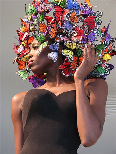 Модель в шляпке с бабочками от Филиппа Трейси.