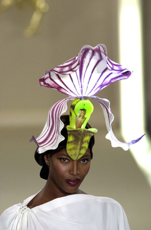 Модель в шляпке от Филиппа Трейси.